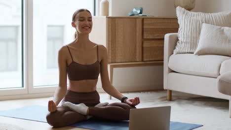 mujer practicando yoga en casa