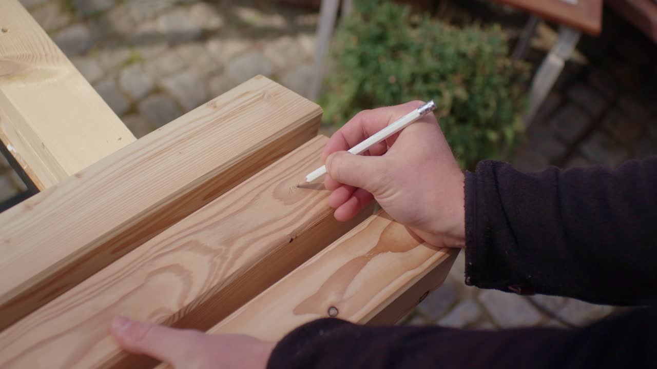 el artesano está notando la madera con la medida correcta