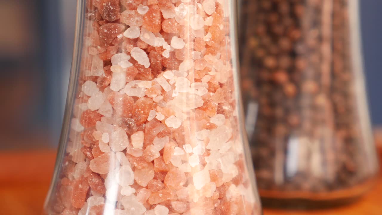 분홍색 소금과 검은 고추 향신료 병