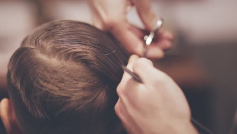 Kinderhaarschnitt.-Kleiner-Junge-Beim-Friseur.-Kinderfriseur.-Kinderhaarschnitt