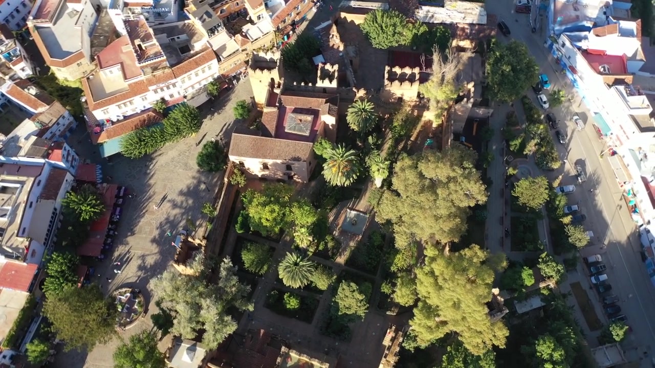 Vista aerea con drone della storica Kasbah di Chefchaouen, che mostra uno dei monumenti culturali più iconici del Marocco nel cuore della famosa Città Blu