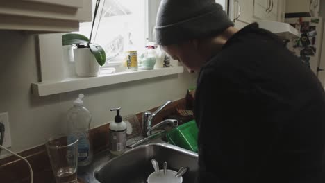 una persona moderna lavando platos