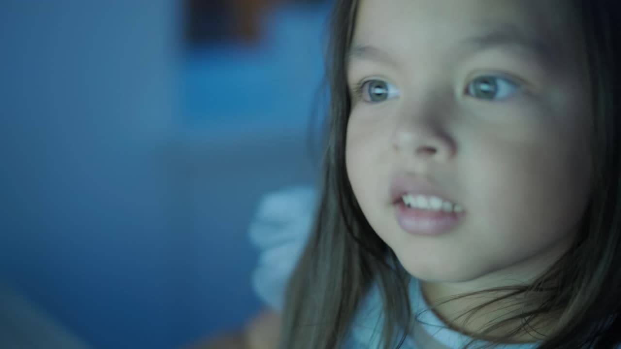 una joven se sienta frente a una computadora, mostrando fuertes emociones. la escena captura su reacción expresiva durante un momento atractivo, ambientada en un ambiente interior acogedor