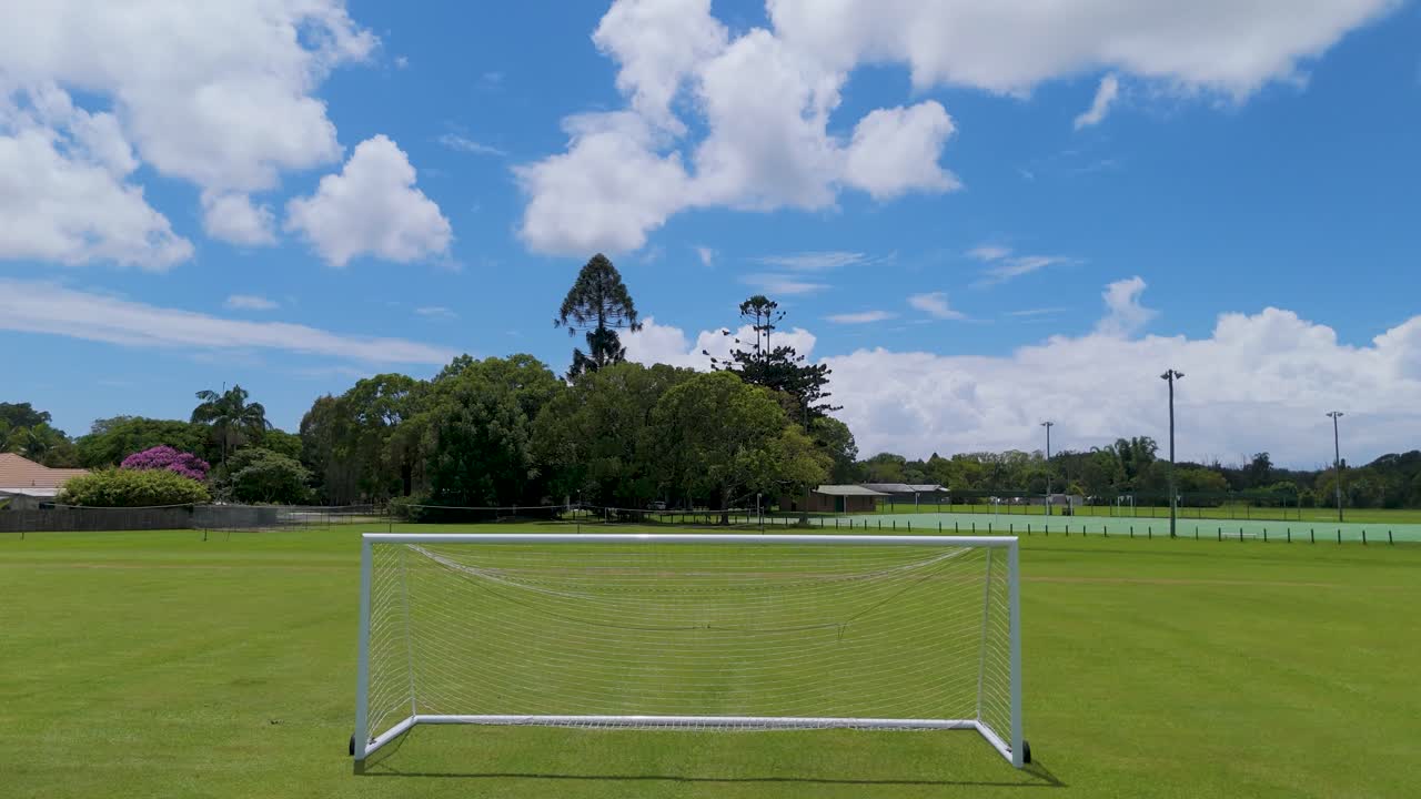 드론은 축구 골과 경기장 풍경을 포착합니다.