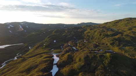 Spektakuläre-Sonnenuntergangslandschaft-Am-Berg-Vikafjell-Im-Sommer