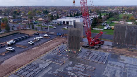 muro de hormigón colocado en un edificio industrial con una grúa