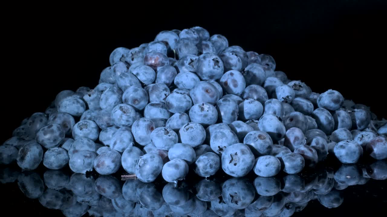 검은 유리판에 블루베리를 회전시켜 반사시. 클로즈업, 카메라 회전 360도. 보그 빌베리, 보그 블루베리, 노던 빌베리 또는 웨스턴 블루버리 (vaccinium uliginosum)
