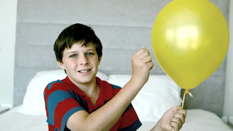 Junge-Durchbohrt-Seinen-Gelben-Luftballon-Und-Erschrickt