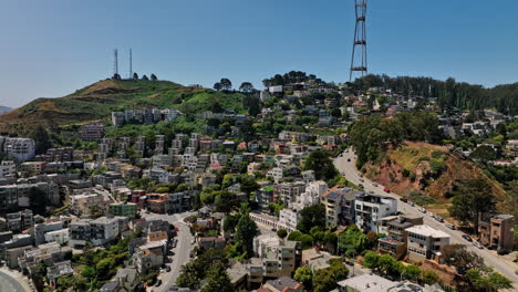 San-Francisco-California-Antena-V154-Colina-Del-Tanque-Elevado-En-El-Vecindario-De-Clarendon-Heights,-Parque-De-Cumbres-Gemelas-En-La-Cima-De-La-Colina-Con-Depósito-De-Agua-Ovalado-Y-Vista-De-La-Terraza-Del-Centro-De-La-Ciudad---Filmado-Con-Mavic-3-Cine---Mayo-De-2022