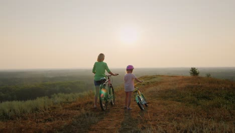 Eine-Frau-Und-Ein-Kind-Fahren-Fahrrad-3