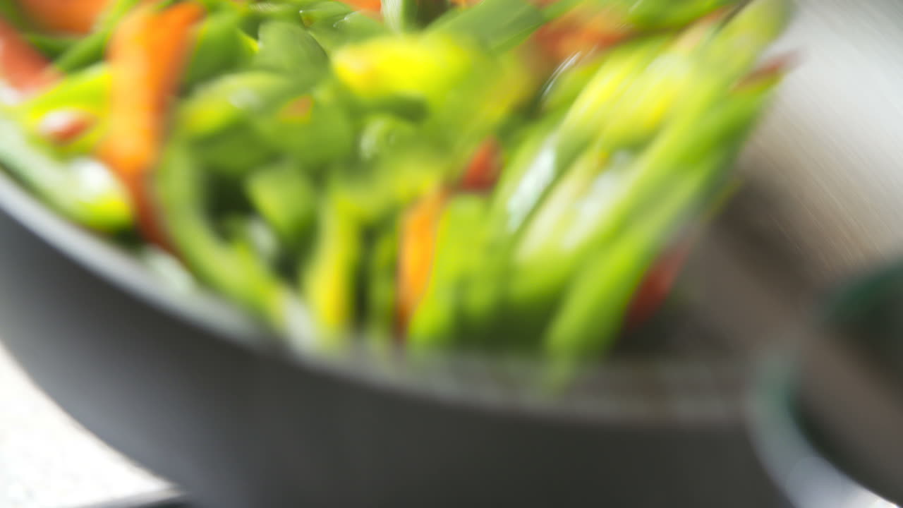 Mescolando Verdure Fresche in Padella 2