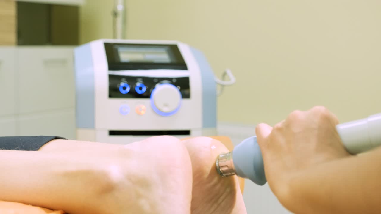 врач-ортопед, занимающийся шоковой терапией