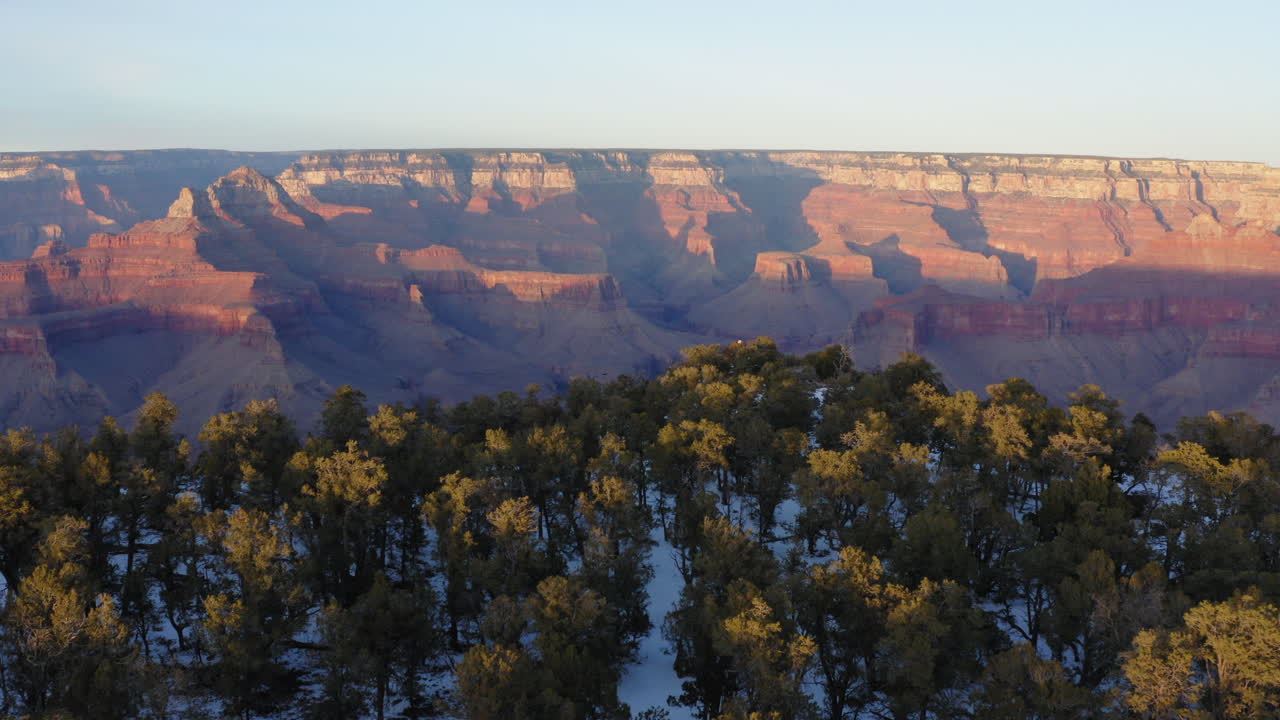 полет беспилотника над плантацией, покрывающей точку шошон гранд каньона во время восхода солнца