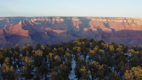 Drohnenflug-über-Die-Plantage,-Die-Den-Shoshone-Punkt-Des-Grand-Canyon-Bei-Sonnenaufgang-Bedeckt