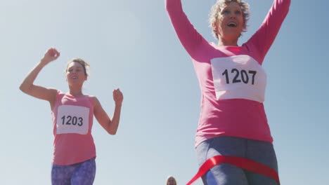 Mujeres-De-Atletismo-Llegando-A-La-Meta