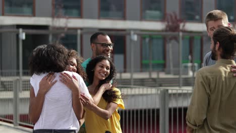amigos alegres saludándose el uno al otro
