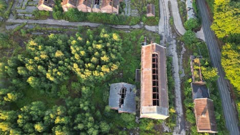 Sobrevuelo-De-Drones-De-Una-Mina-De-Carbón-En-Desuso,-Con-Una-Densa-Vegetación-Cubierta