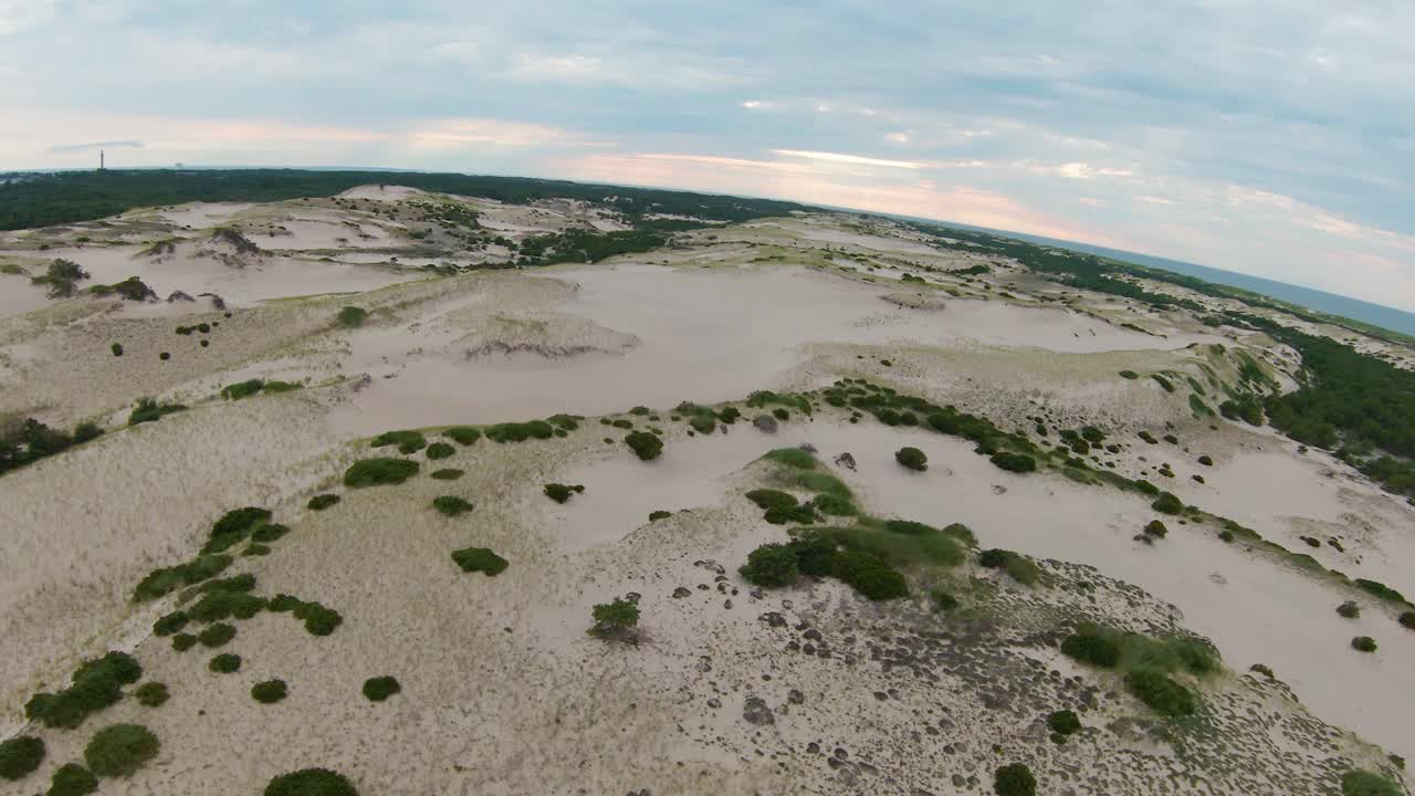 живописный снимок с воздуха сверху вниз бесплодных троп, песчаных дюн и крутых склонов с мелкой кустарниковой листвой, расположенных на тропе дюнных хижин в провинцтауне, кейп-код, штат массачусетс