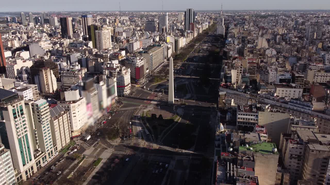 vista aérea de drones de la estatua del obelisco obelisco y la avenida 9 de julio en buenos aires durante la puesta de sol - vista cinematográfica de helicópteros sobre el paisaje urbano de la capital en argentina