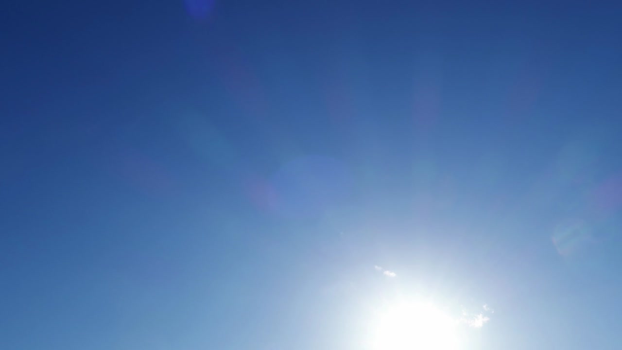 렌즈 플레어 n 보케 태양 광선 스트럼 은 구름과 함께 은 은 하늘에