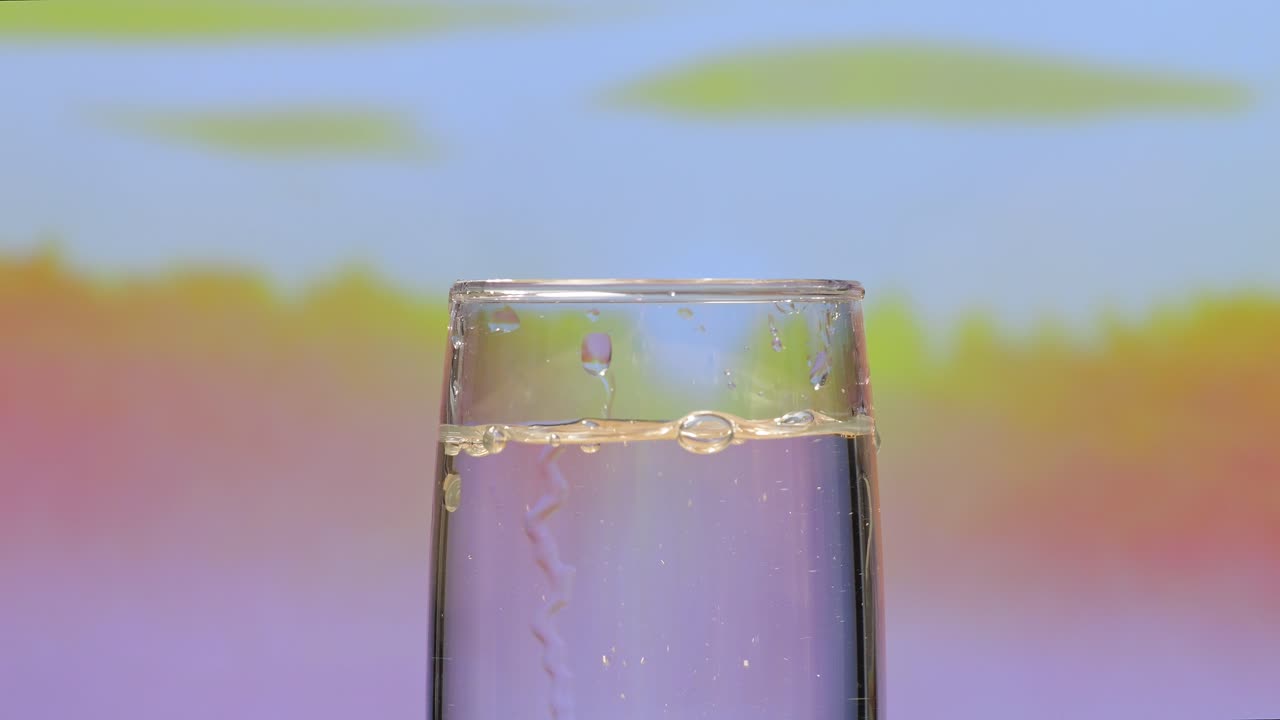 거품이 있는 물 한잔