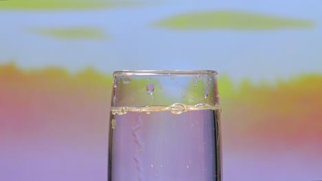 vaso de agua con burbujas