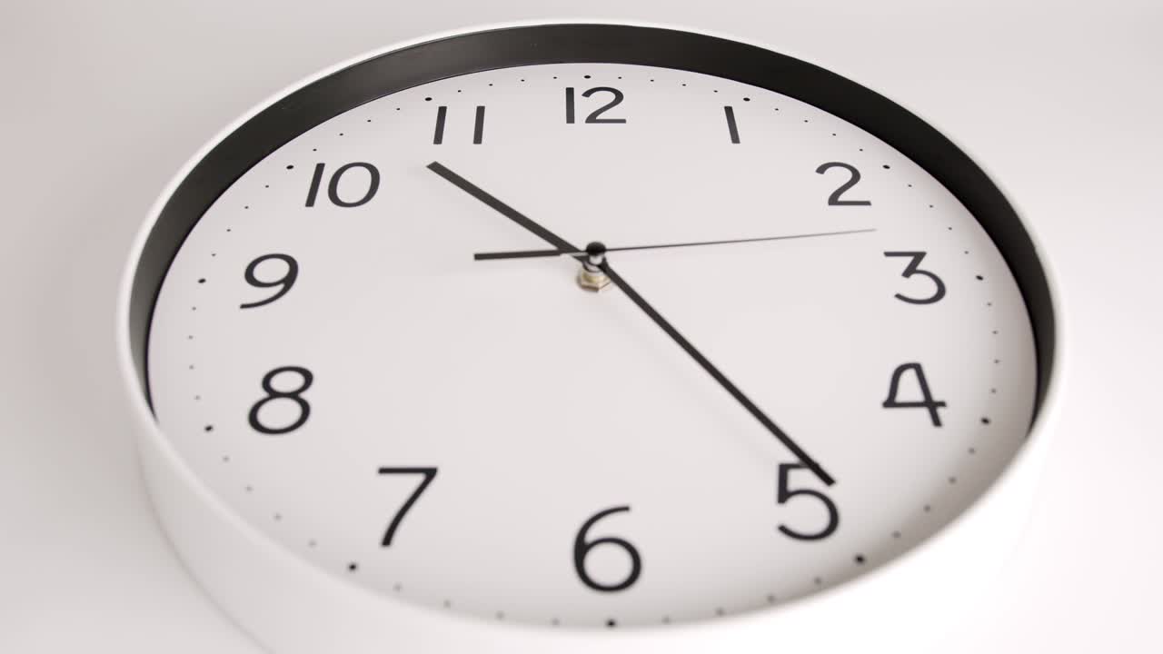 Orologio da parete su sfondo bianco, ora dello spettacolo 01:00 (AM o PM)