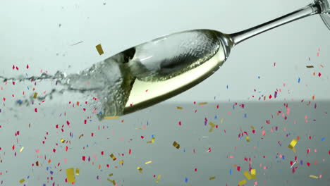 vaso de champán con líquido salpicado y animación de confeti colorida
