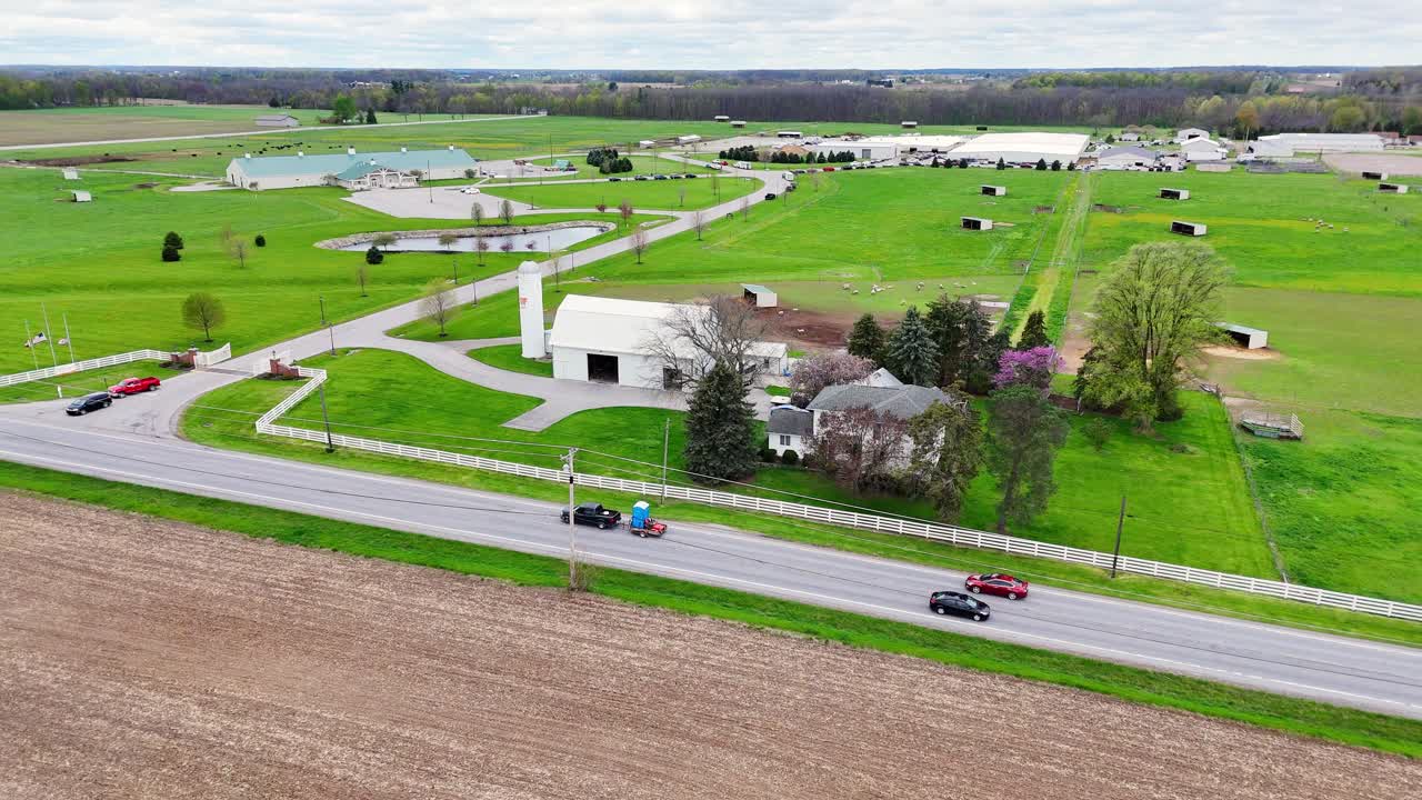 Landbrugsbygninger og græsgange på University of Findlay farm, Ohio, USA i luftperspektiv