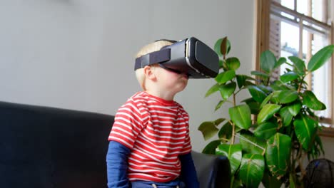 chico usando auriculares de realidad virtual en la sala de estar 4k