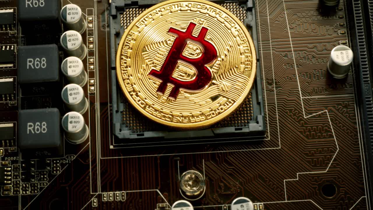 monedas de oro bit btc monedas en la placa base. bitcoin es una criptomoneda mundial y sistema de pago digital llamado la primera moneda digital descentralizada.
