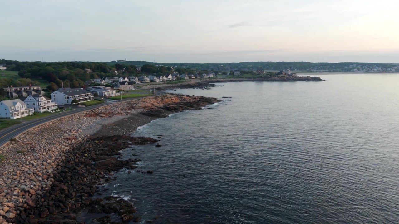 Ylellisiä ranta-rivitaloja Atlantin tien varrella Gloucesterissa, Massachusettsissa, USA:ssa. Ilmakuva.