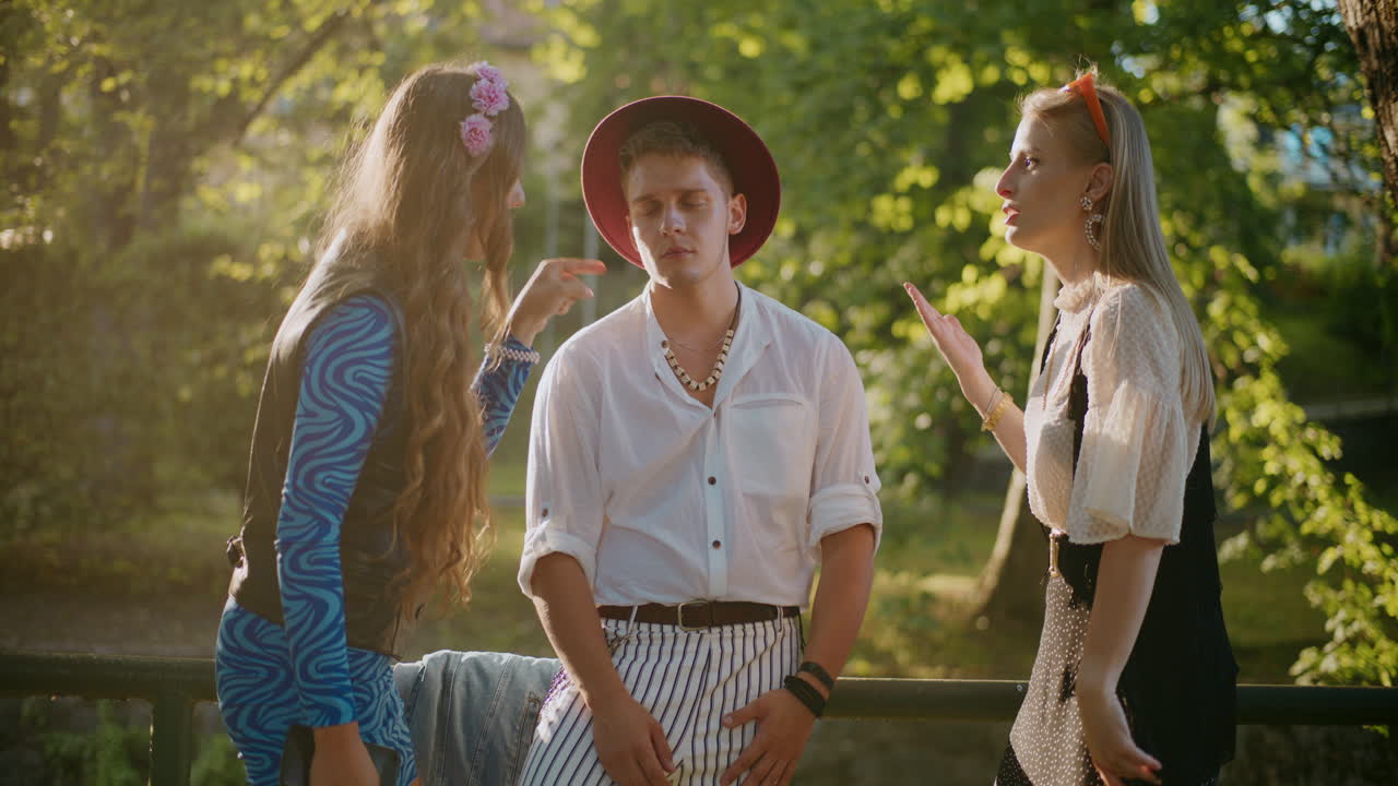 친구 들 이 야외 에서 대화 하고 있다