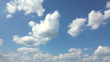 Sommer-Blauer-Himmel-Wolkenverlauf-Hellweißer-Hintergrund