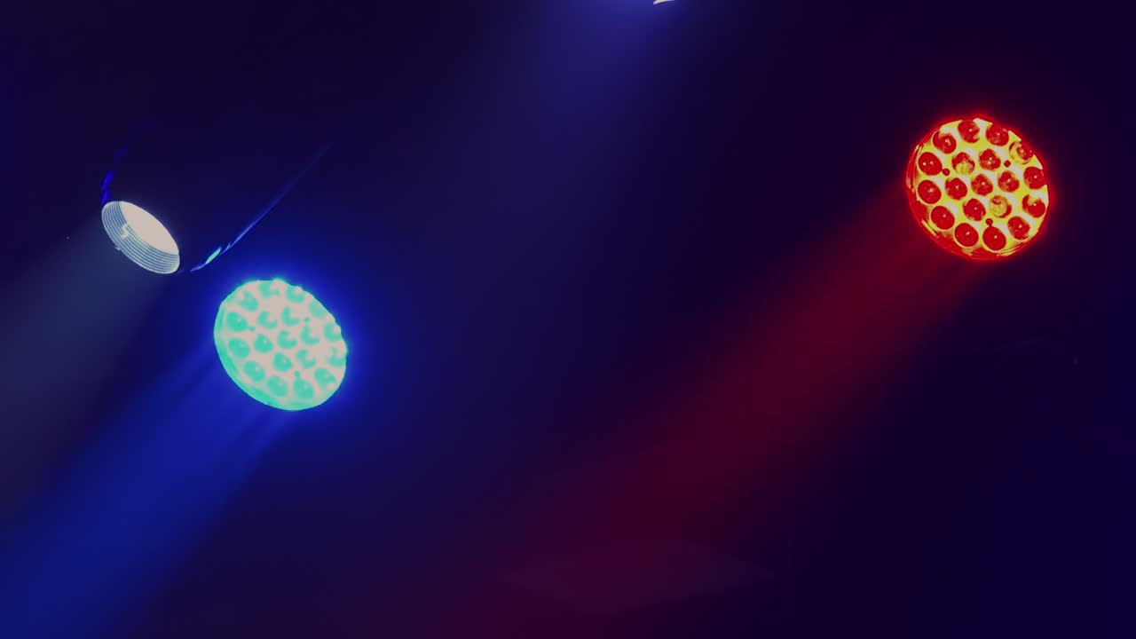 las luces del escenario se mueven en concierto.