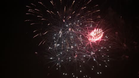 coloridos fuegos artificiales explotando en el cielo nocturno. celebraciones y eventos en colores brillantes.