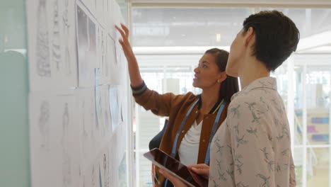 mujeres jóvenes que trabajan en una oficina creativa