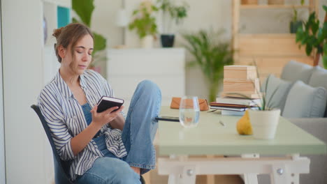 mujer leyendo notas en la mesa