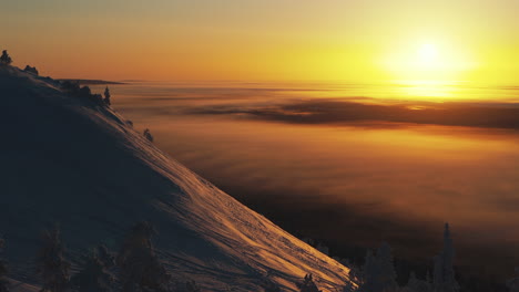 Un-Sol-Perfectamente-Naranja-Sale-Detrás-De-Las-Montañas-En-Invierno