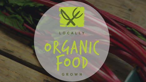 alimentos orgánicos cultivados localmente animación de texto sobre verduras frescas en superficie de madera