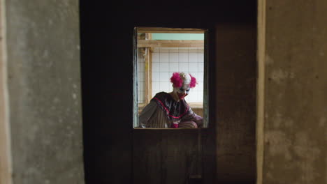 Gruseliger-Clown-In-Verlassenem-Haus