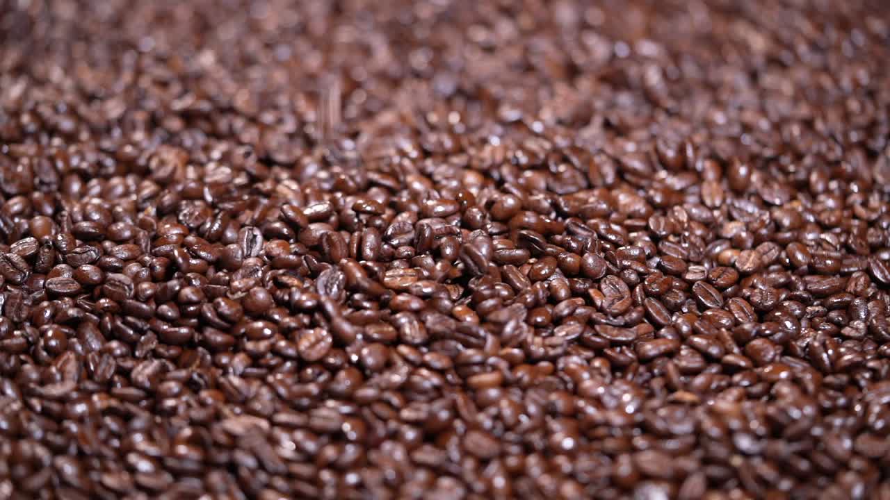 슬로우 모션 hd에 떨어지는 커피 콩