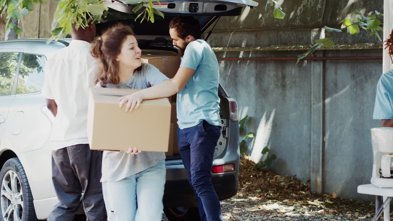 las personas menos afortunadas reciben donaciones.