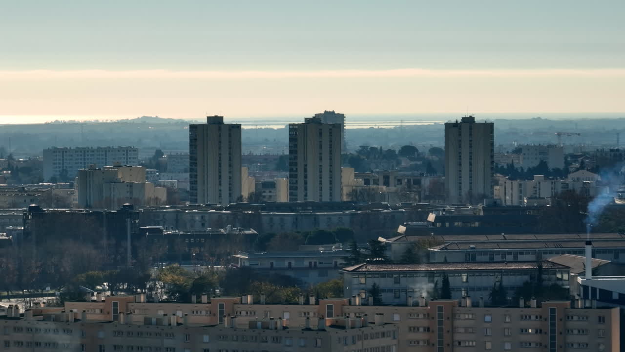 Vista aerea che mostra il paesaggio urbano di Montpellier con imponenti grattacieli.