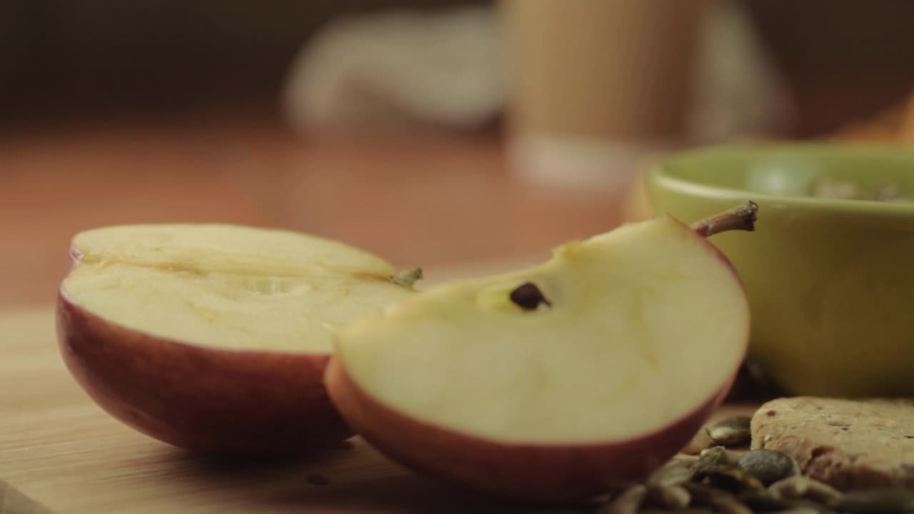 Mele e semi, cibo sano, dettaglio con zoom indietro