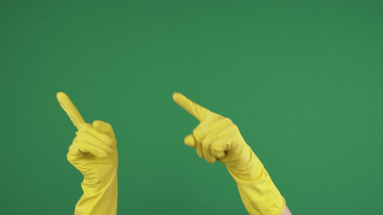 보호 고무 장갑을 입은 여성 손이 춤을 추고, 손을 흔들고 손가락을 위로 가리키며 크로마 키 녹색 화면 배경에 몸짓을 합니다.