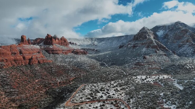 Panorama di formazioni rocciose di arenaria rossa coperte di neve durante l'inverno