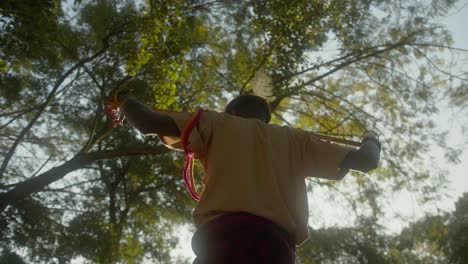 un guerrero de la tribu karamojong de pie en el bosque en uganda, áfrica oriental