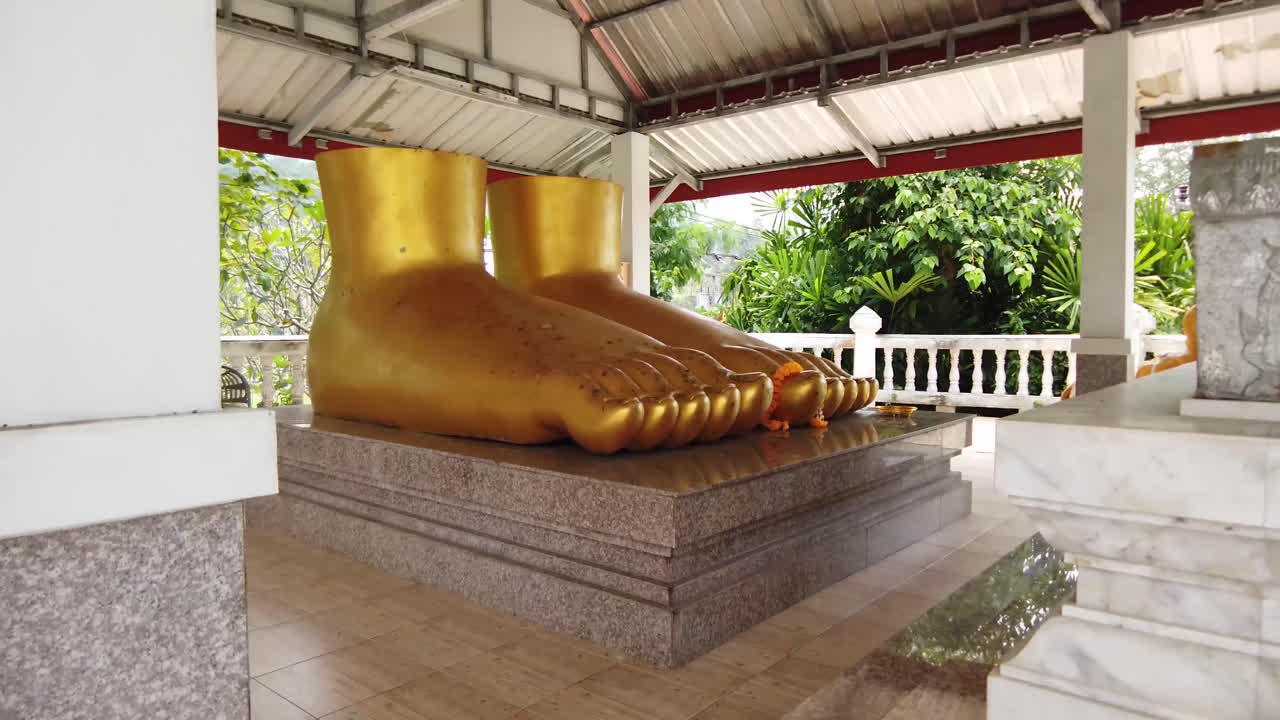 gran escultura de pies de buda de oro
