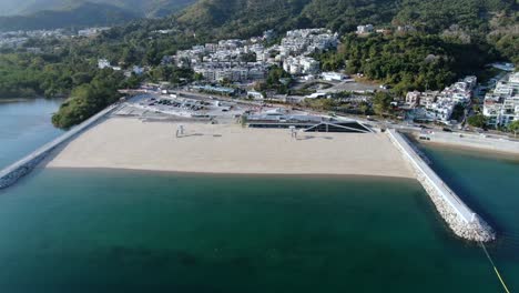 Vista-Aérea-De-La-Costa-De-Hong-Kong-Lung-Mei-Tsuen,-Incluida-Una-Extensión-De-Playa-Artificial